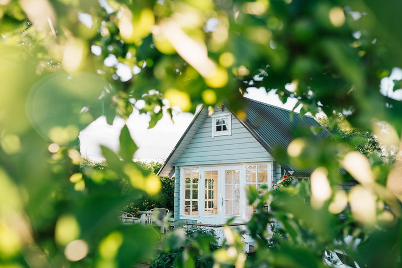 Maison familiale entourée d'arbres, bien immobilier à partager lors du divorce